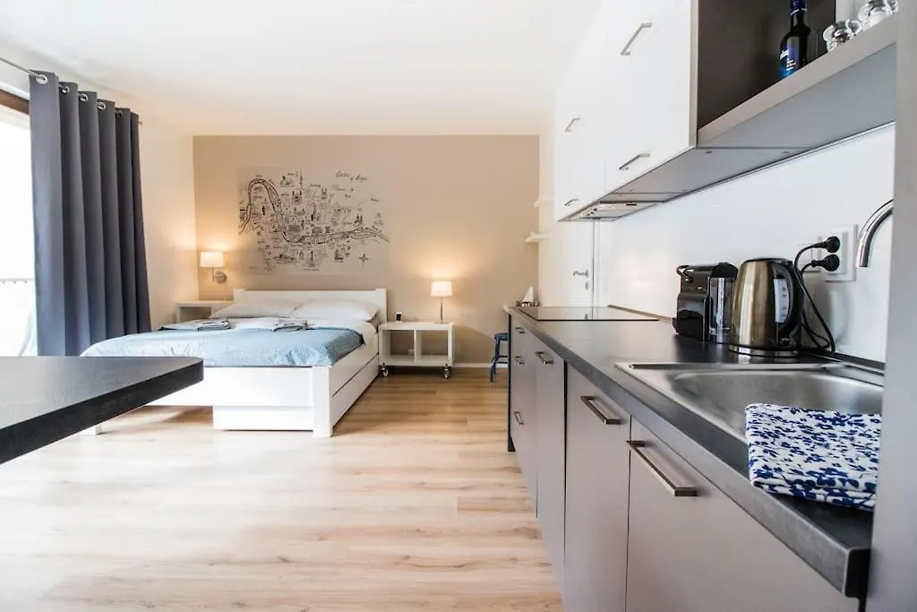 Stylish Studio With Balcony, 12 Min To City Centre, Free Netflix & Wifi براغ