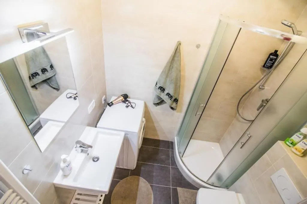 Stylish Studio With Balcony, 12 Min To City Centre, Free Netflix & Wifi براغ 0*,  جمهورية التشيك