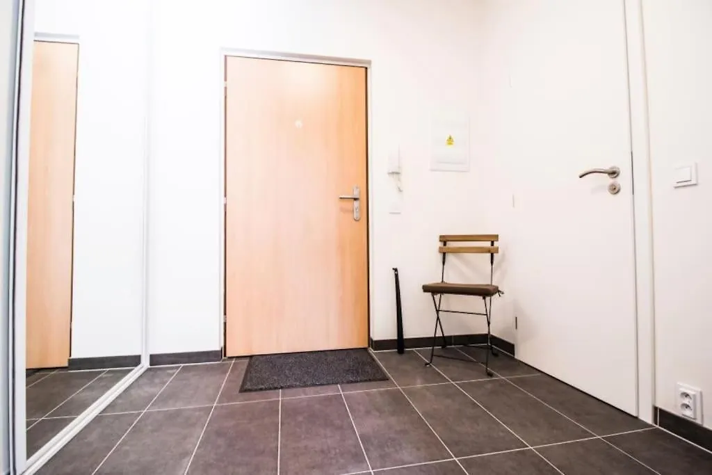 Stylish Studio With Balcony, 12 Min To City Centre, Free Netflix & Wifi براغ